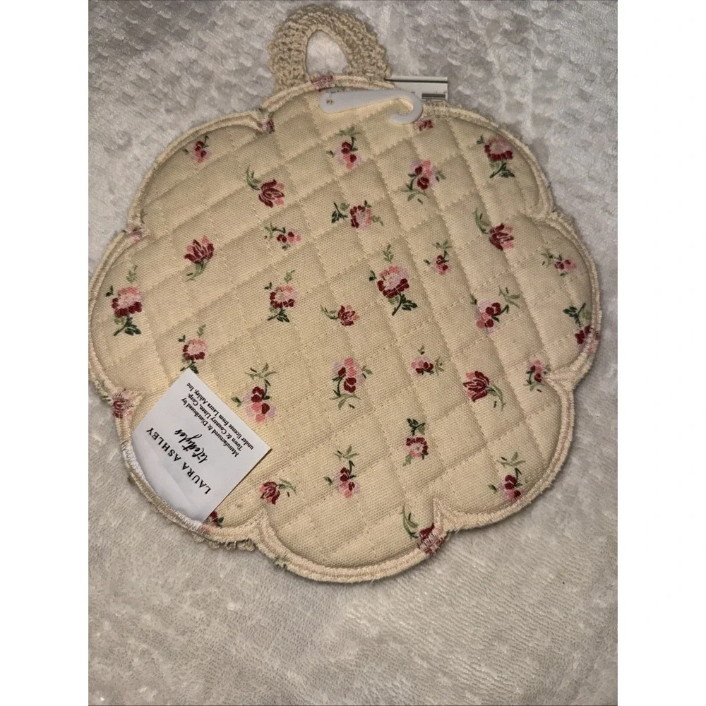 NEW Laura Ashley Cream Crochet Quilted Floral Cottage Core Granny Pot Holder